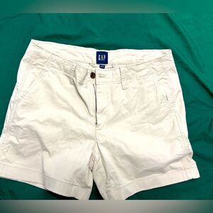 Women’s GAP khaki shorts